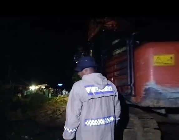 Longsor Menutupi Badan Jalan, PUPR Aceh Barat Terjunkan Alat Berat