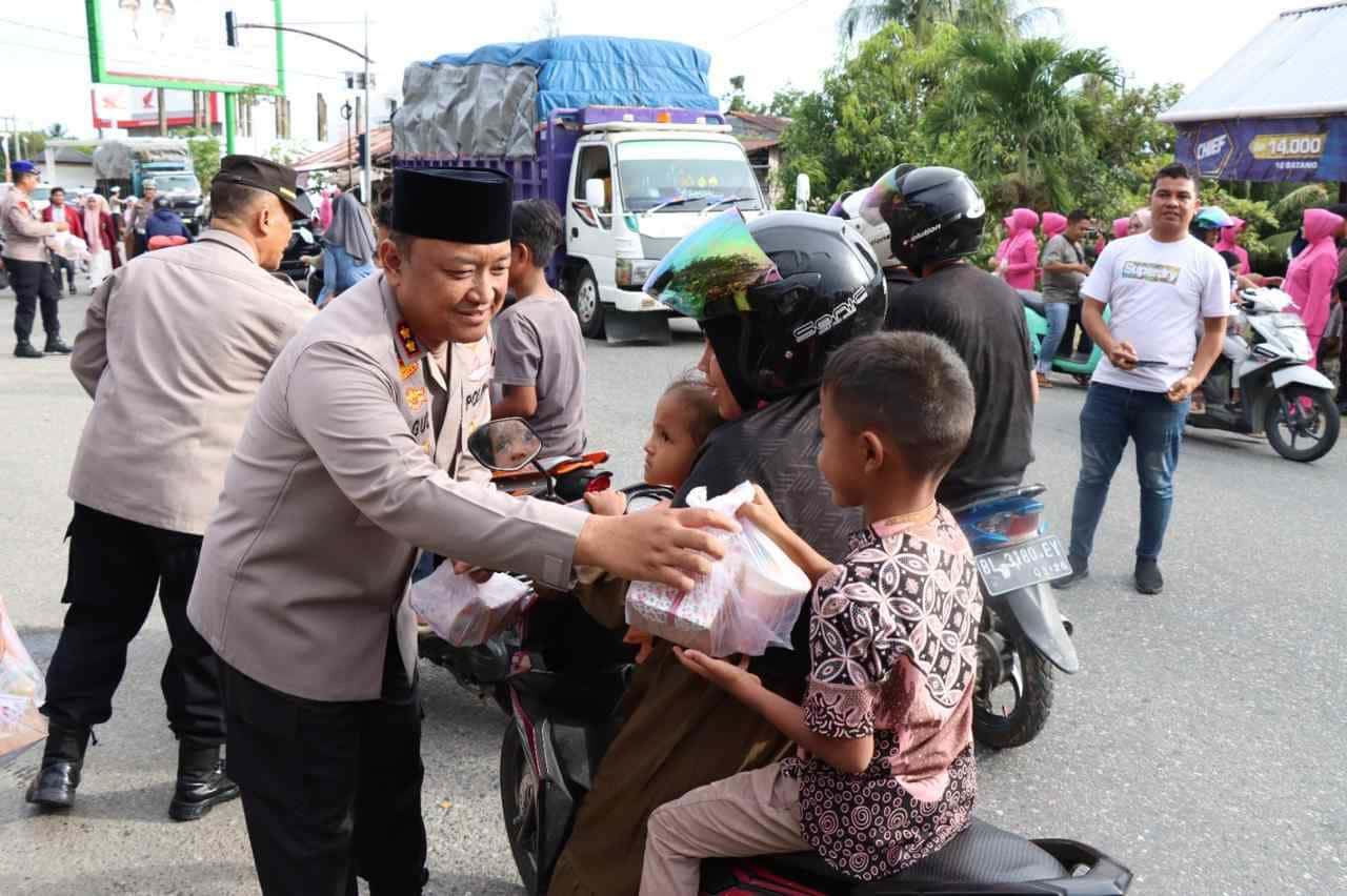 Polres Abdya Berbagi Takjil Untuk Warga, Ajang Kesempatan Silaturahmi