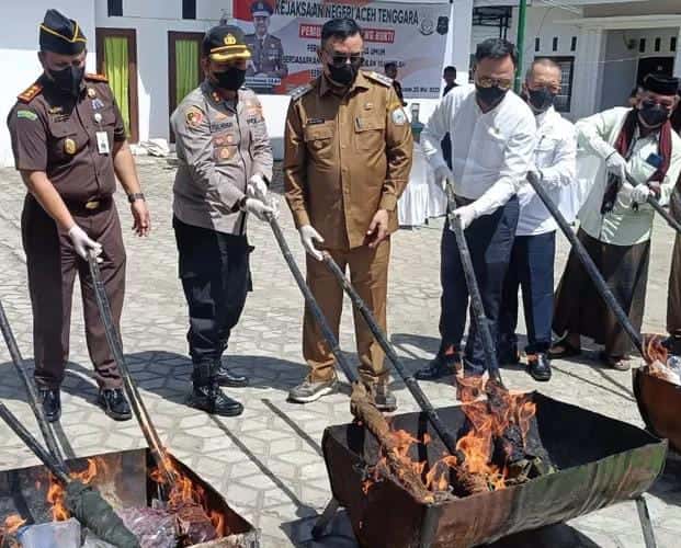 Kejari Aceh Tenggara Musnahkan Barang Bukti Dari 73 Perkara Narkotika