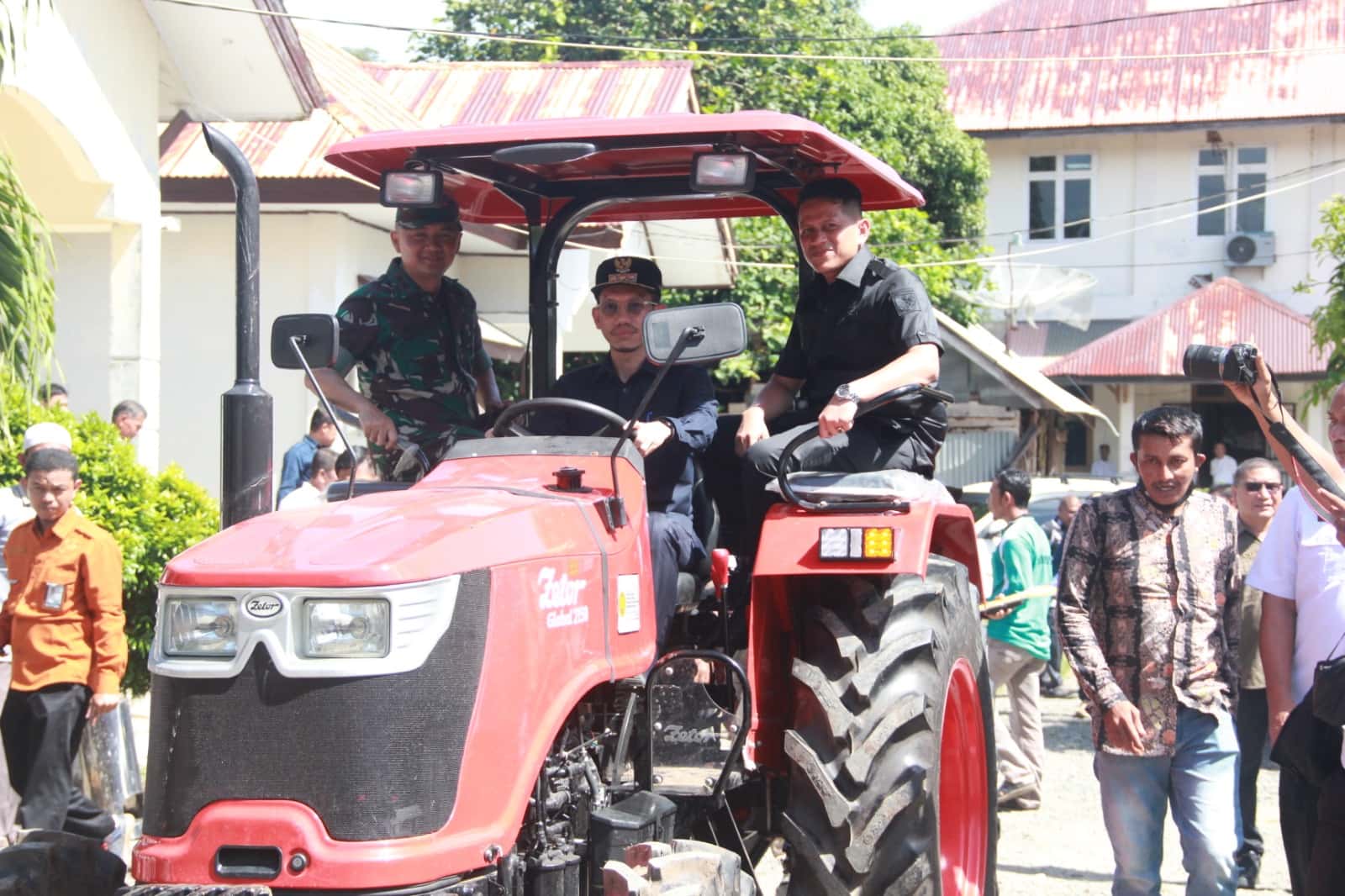 Bupati Aceh Barat Serahkan 10 Unit Traktor Pertanian di 10 Kecamatan
