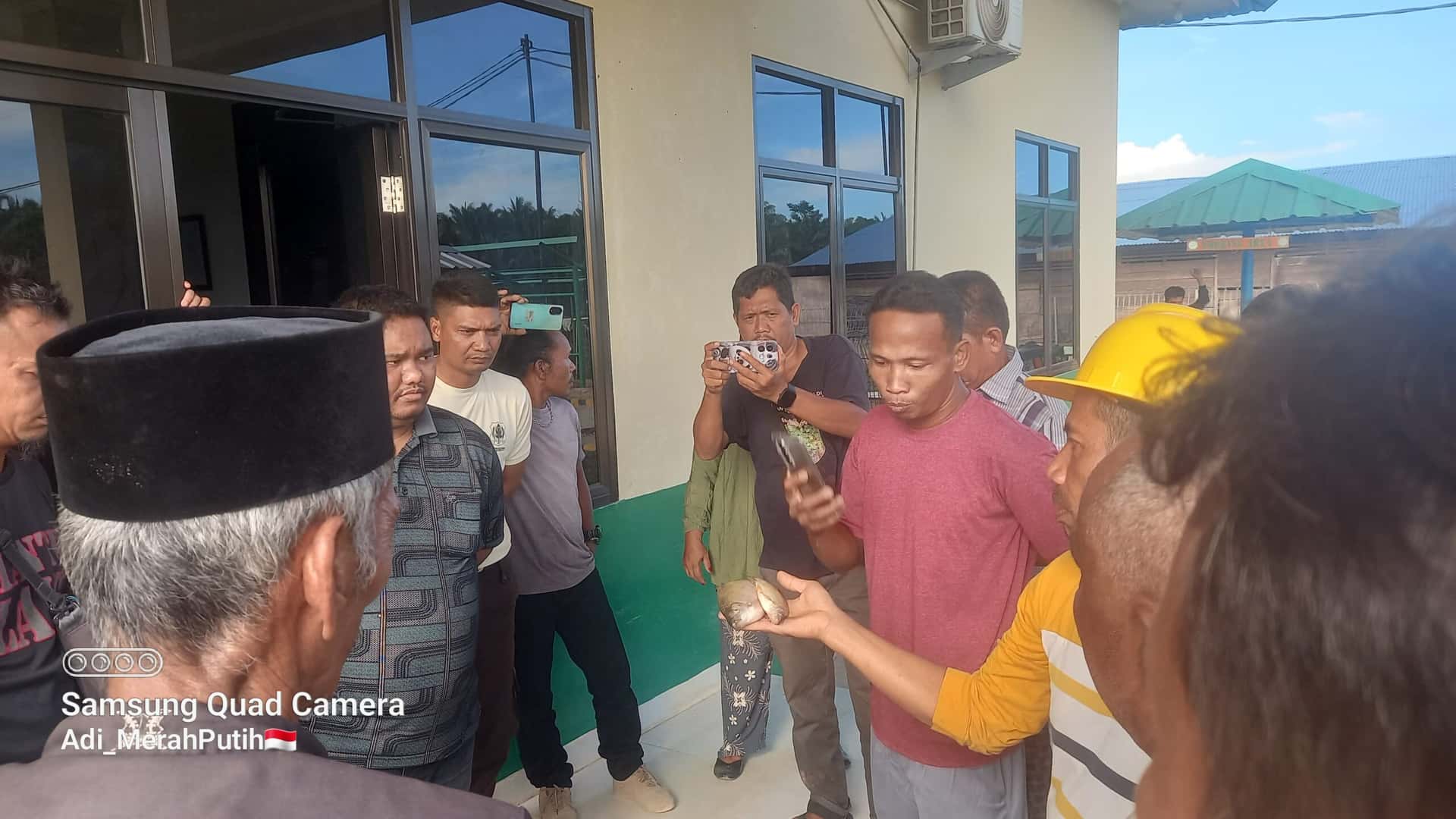 Sungai Tercemar, Warga Rikit Geruduk PT MSB Tantang Manajemen Minum Air Sungai