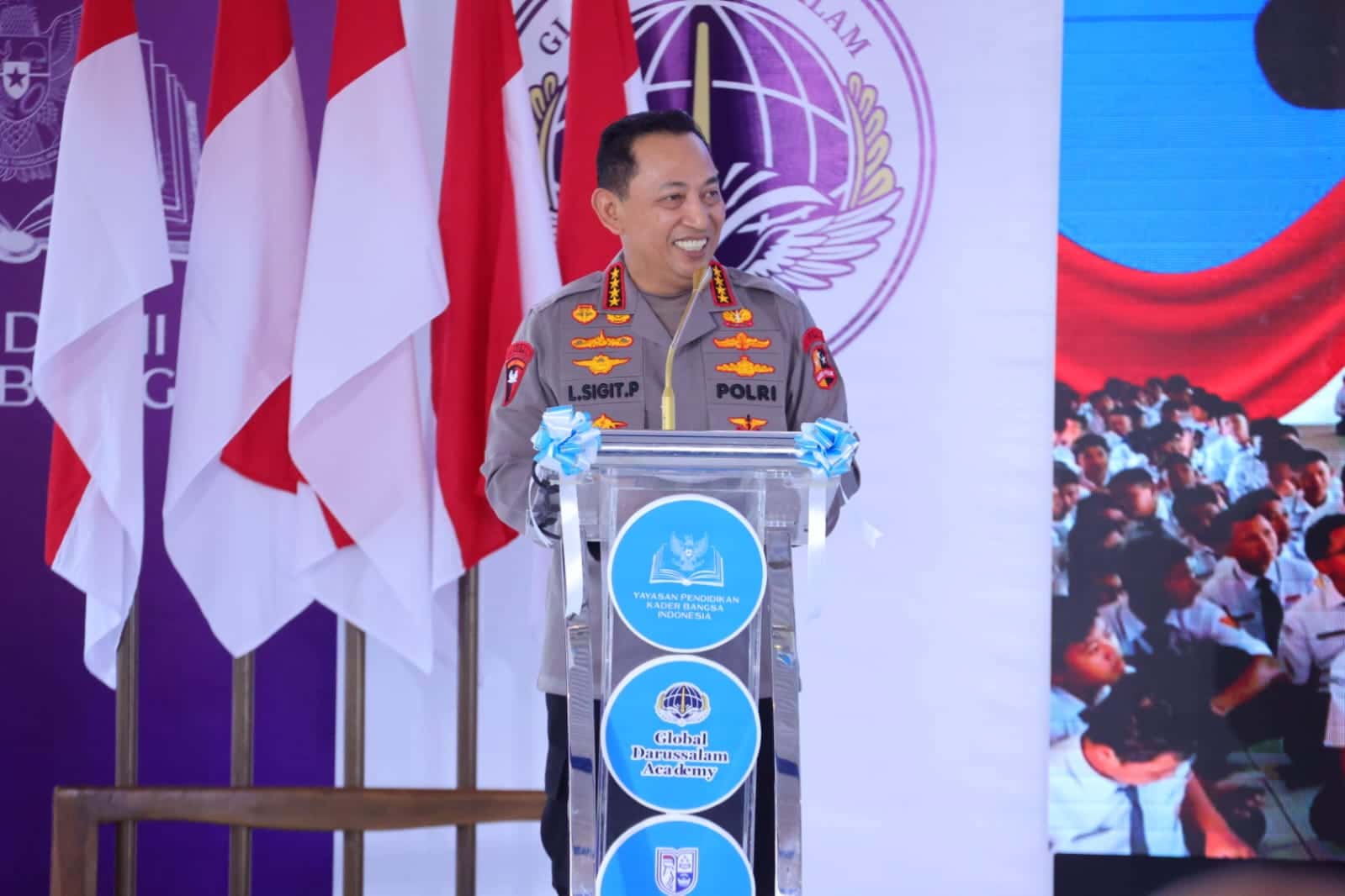 Kapolri Resmikan Dua Sekolah Unggulan: “Mereka adalah Mutiara-Mutiara yang Akan Jadi Emas 24 Karat”