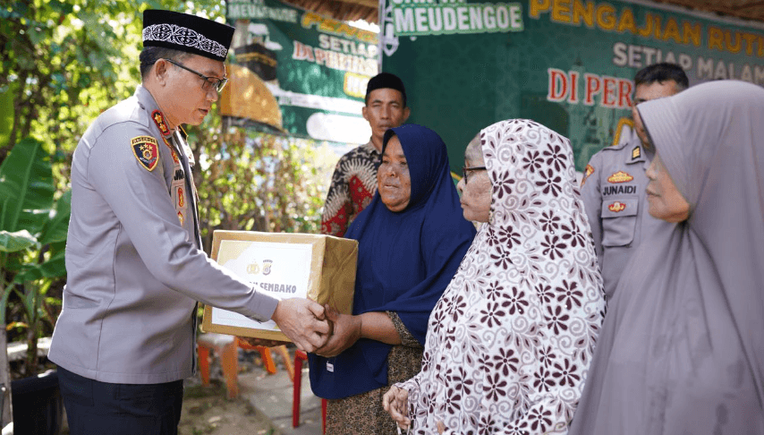 Kapolres Pidie Serahkan Sembako kepada Anak Yatim dan Warga Kurang Mampu di Simpang Tiga