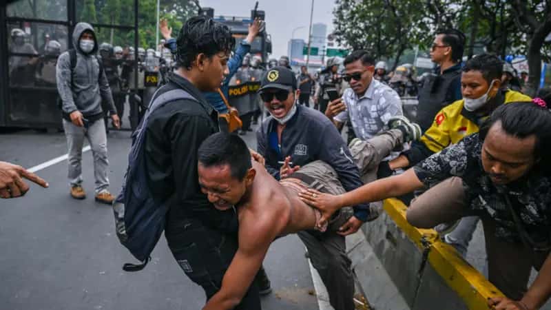 ‘Kami hidup susah, gaji DPR besar sekali’ – Demo ’25 Agustus’ tolak tunjangan anggota DPR berlangsung ricuh