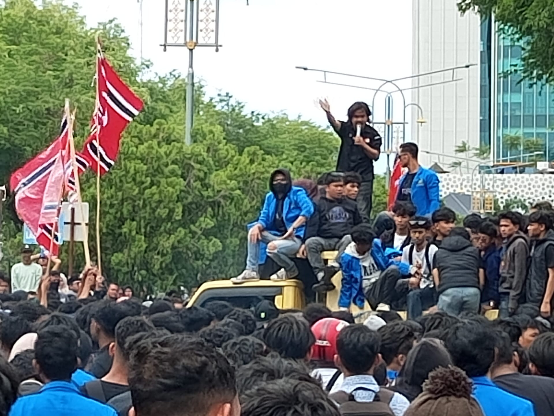 Demo di Gedung DPRA Ricuh, Akhirnya Bubar, Ketua Dewan Usulkan “Aceh Pisah dari Pusat”
