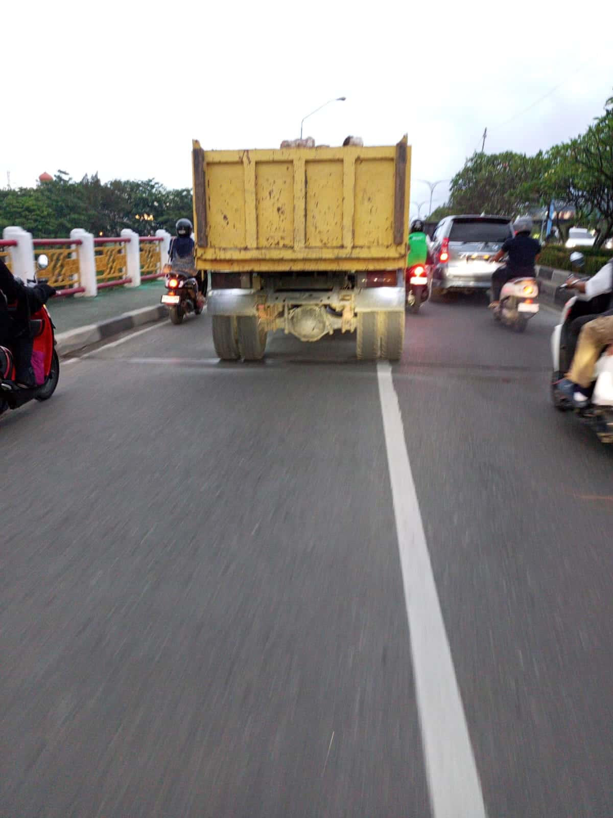Truk Angkut Material Tanpa Terpal Melintas di Simpang Surabaya – Jambo Tape, Warga Keluhkan Debu dan Lemahnya Pengawasan Dishub