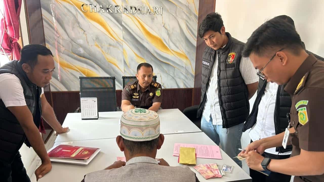 Penyidik Polres Bener Meriah Serahkan Tersangka dan Barang Bukti Penyalahgunaan BBM Subsidi ke Jaksa