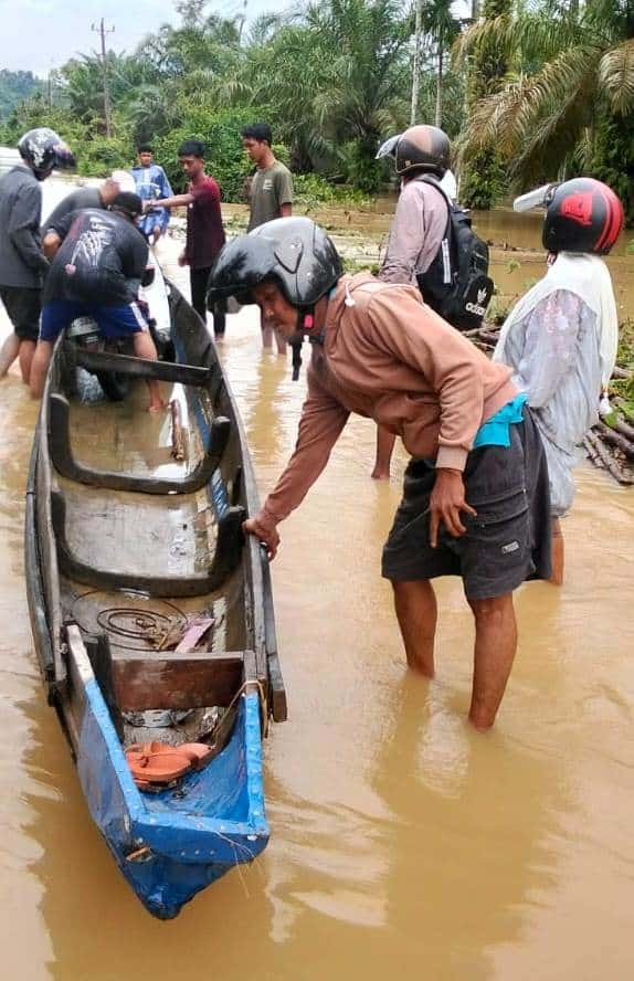 Banjir Rendam Jalur Pedalaman Kluet Tengah Aceh Selatan, Evakuasi Warga Gunakan Perahu Karet
