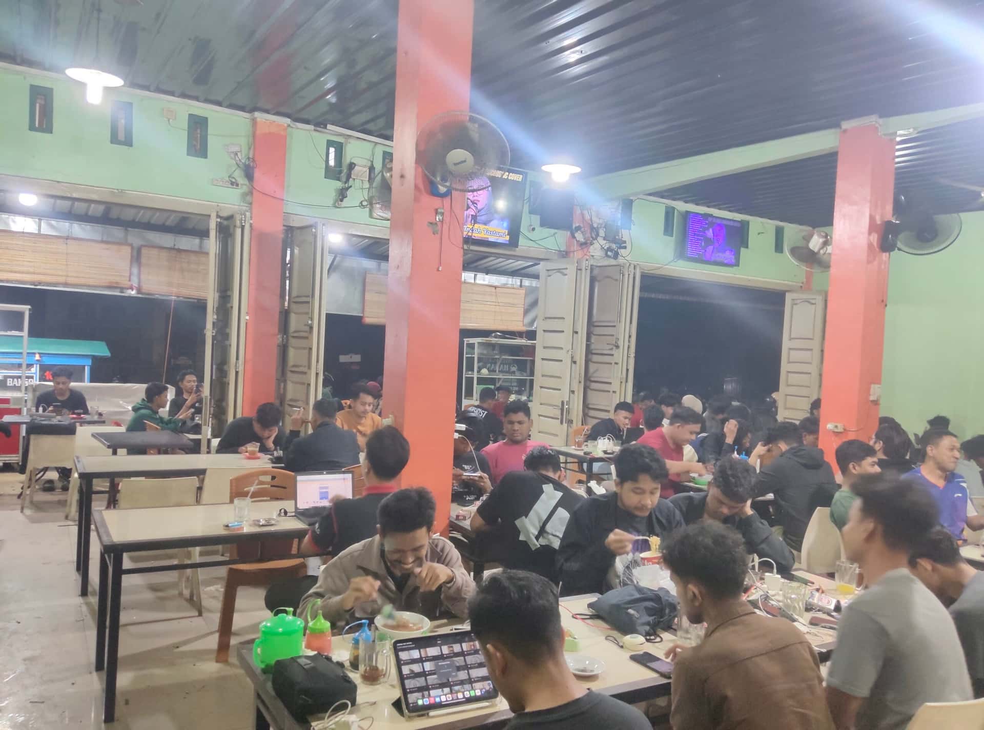 Robohnya tiang PLN 150 kV di Arun sebabkan pemadaman luas di Aceh; warga Banda Aceh padati warkop ber-genset hingga dini hari.