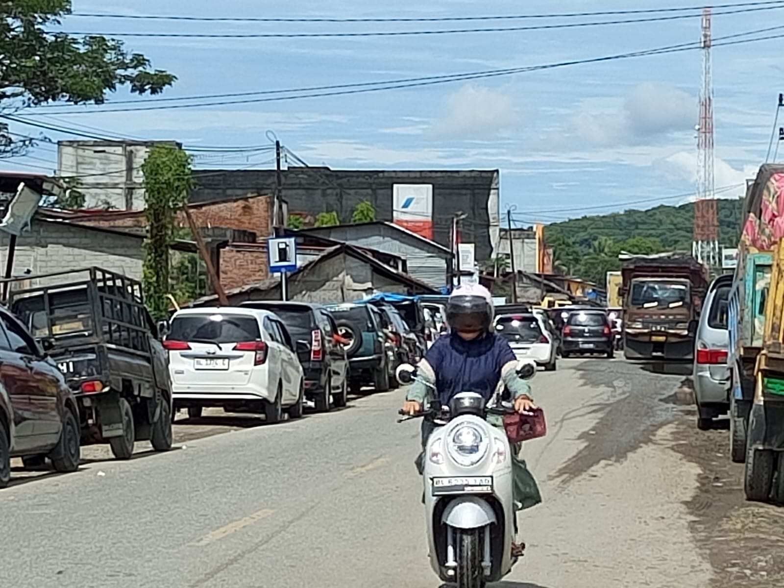 Antrean BBM Mengular hingga 1 KM di Labuhanhaji, Sopir dan Warga Keluhkan Kemacetan Tanpa Petugas