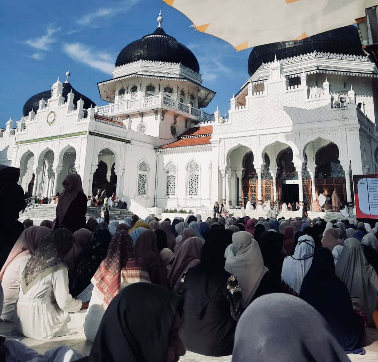 Peringatan Tsunami Bersama UAS, Ribuan Jemaah di Masjid Raya Baiturrahman Doakan Korban Banjir