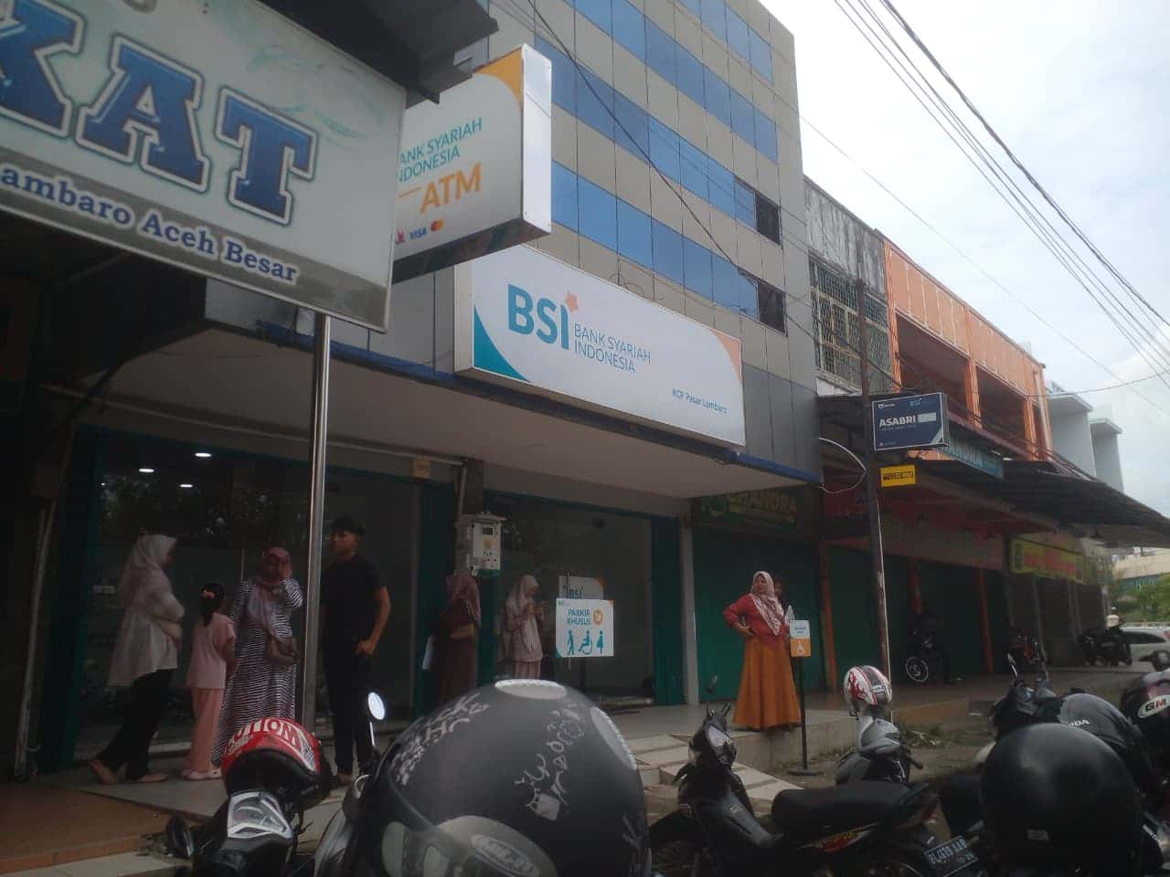 Rela Berdesakan di Penghujung Tahun, Ratusan Wali Siswa “Serbu” BSI Lambaro Demi Cairkan Dana PIP