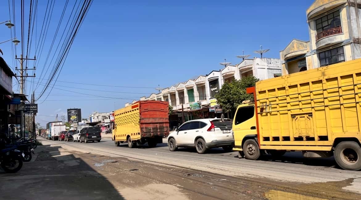 Bertaruh Stamina di Kuta Blang: Sopir Truk Logistik Berjuang Lawan Dehidrasi di Tengah Antrean dan Cuaca Panas