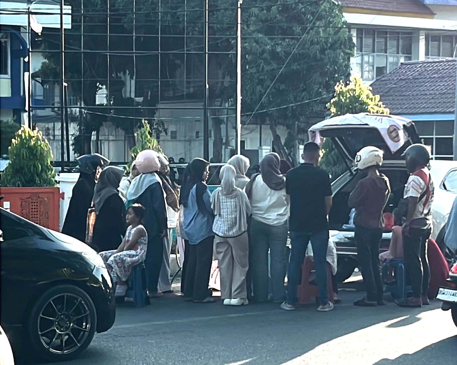 Blang Padang Terkepung Macet: Lapak Mobil Dadakan Kuasai Badan Jalan, Hak Pengguna Jalan Terabaikan