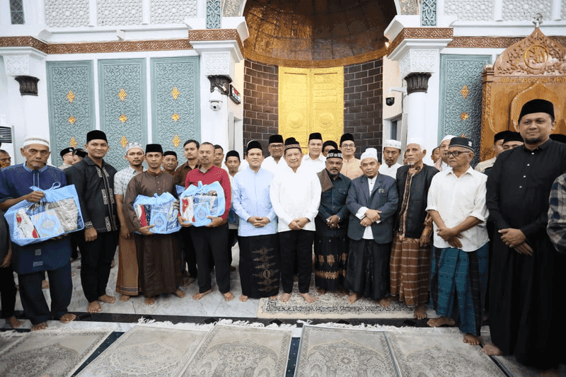 Kasatgas Tito Laksanakan Salat Subuh Berjamaah dan Salurkan Bantuan kepada Masyarakat Banda Aceh