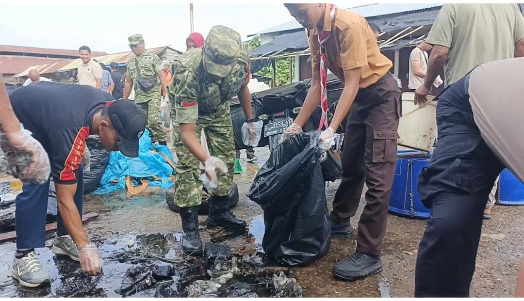 Sinergi Lintas Instansi, Puluhan Personel Bersihkan Pasar Simpang Empat Kluet Utara