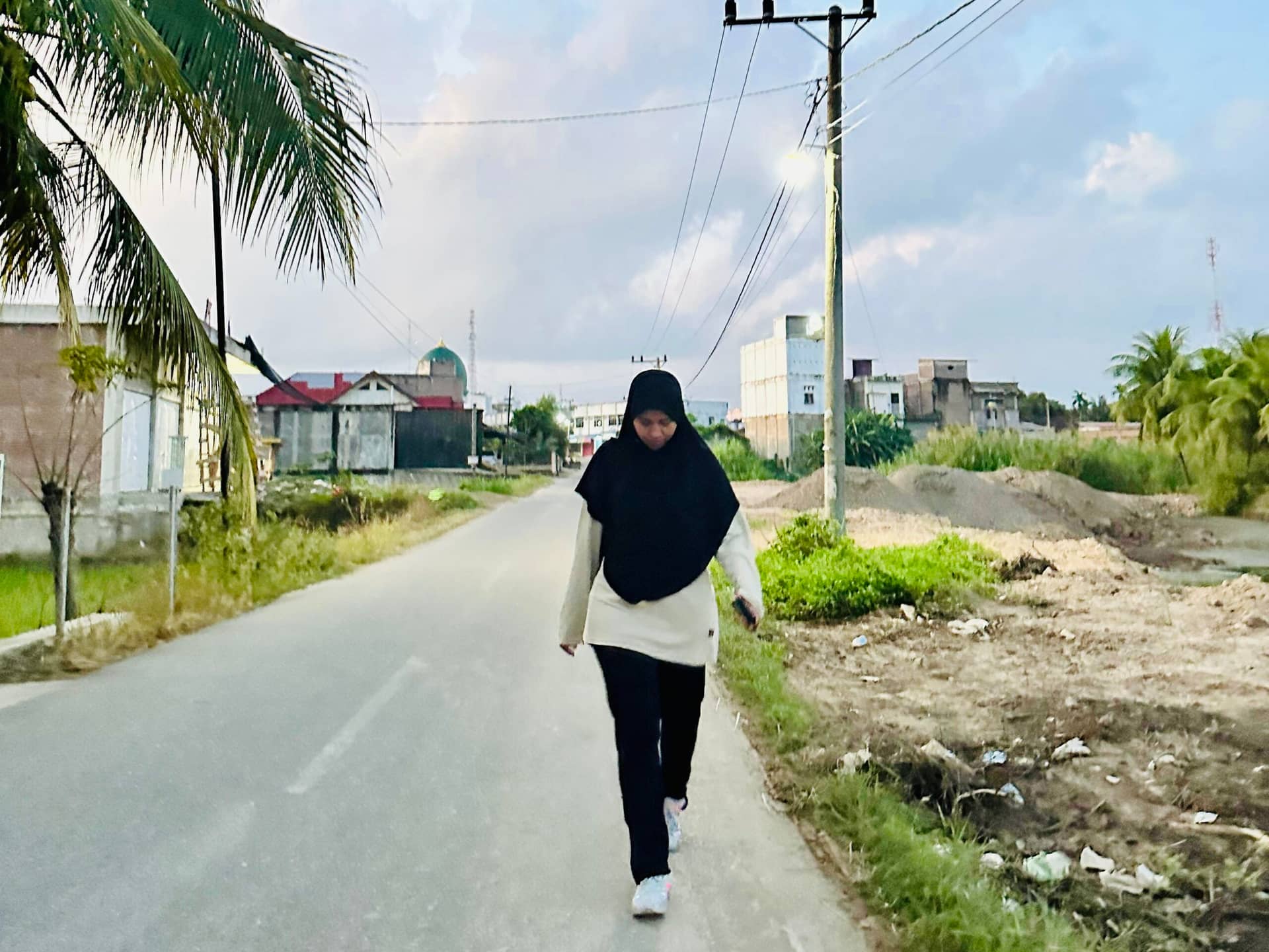 Puasa Bukan Alasan Lesu, Warga Gandapura Konsisten Jalan Pagi 5 KM Usai Subuh