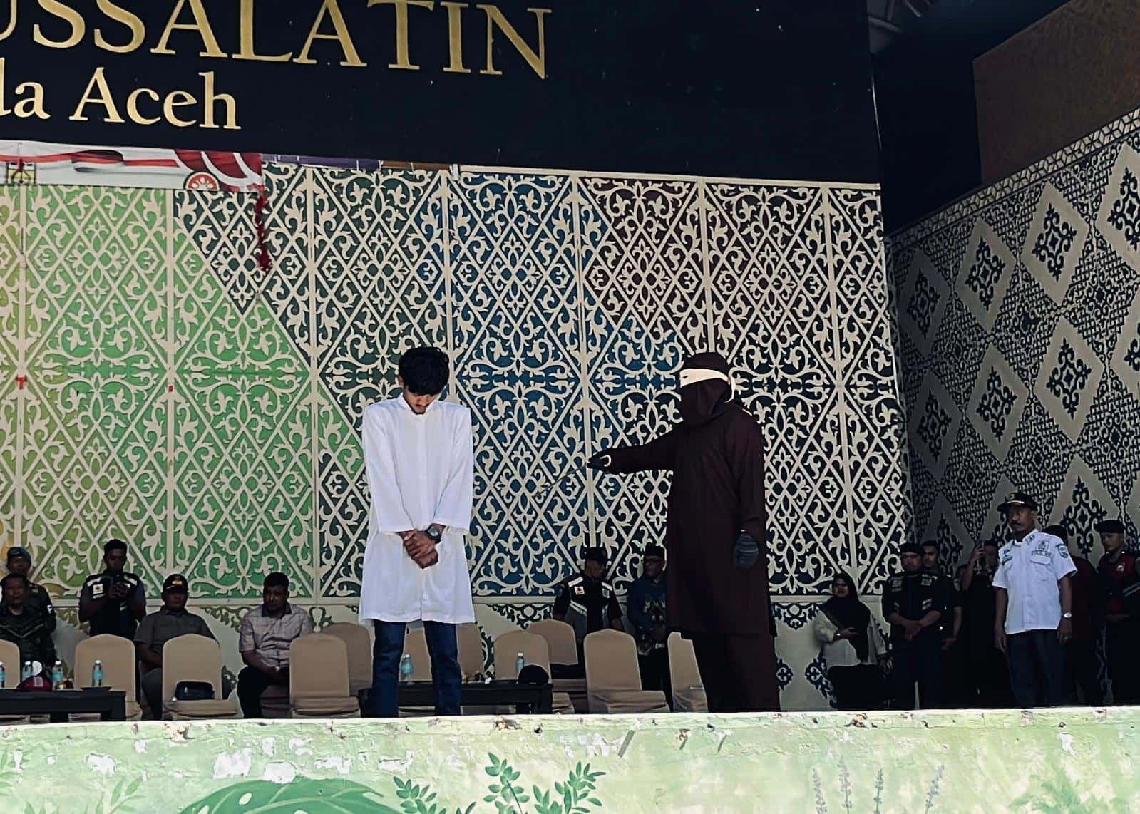 Melanggar Qanun Ikhtilath, Pasangan Non-Muhrim Jalani Eksekusi Cambuk di Taman Sari Banda Aceh