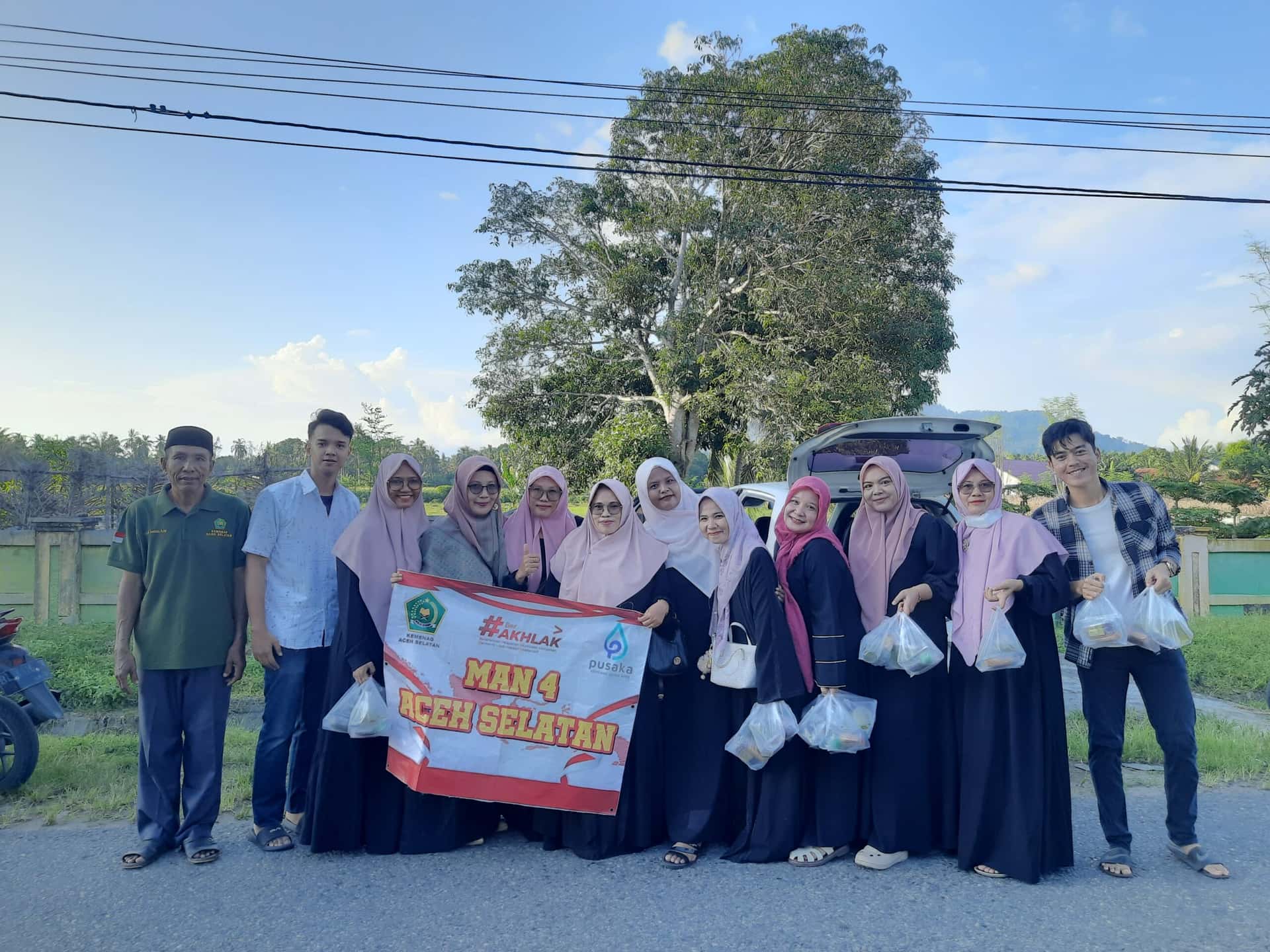 Ramadhan Penuh Berkah, MAN 4 Aceh Selatan Turun ke Jalan Bagikan Ratusan Paket Takjil