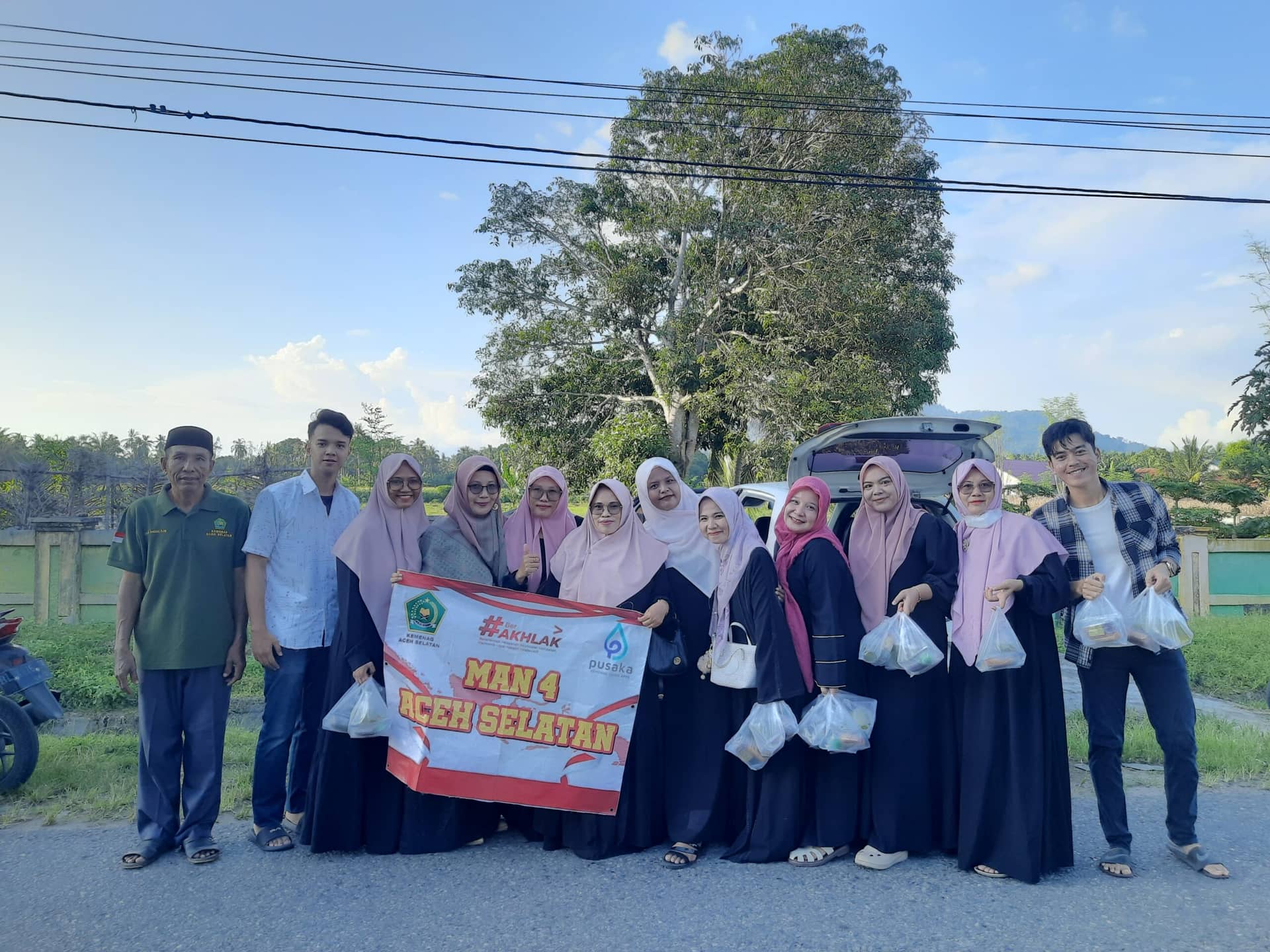 Ramadhan Penuh Berkah, MAN 4 Aceh Selatan Turun ke Jalan Bagikan Ratusan Paket Takjil