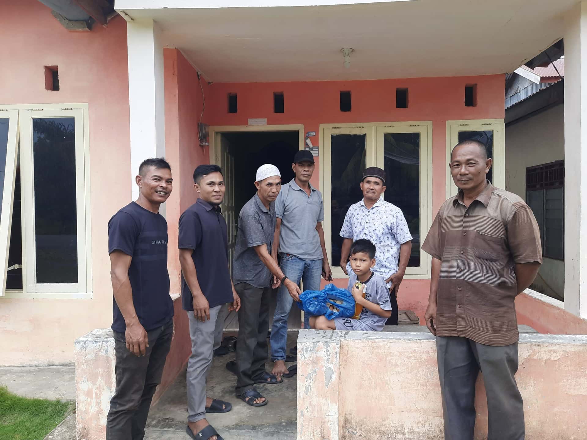Jelang Idulfitri, Pemerintah Desa Pulokambing Salurkan Santunan untuk Anak Yatim