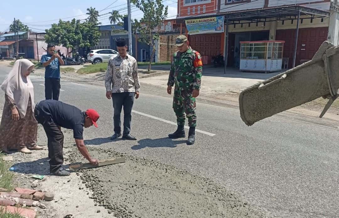 Warga Keluhkan Jalan Berlubang, Kecamatan Kuta Baro Lakukan Perbaikan Darurat