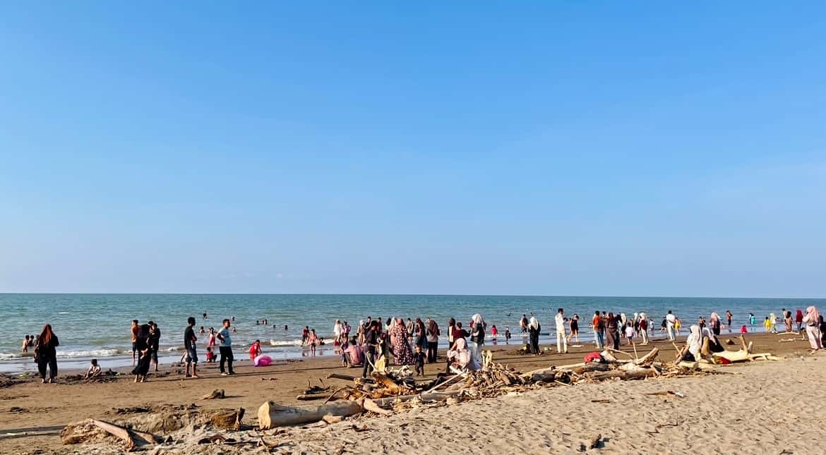 Libur Lebaran Belum Usai, Pantai Cemara Tetap Diserbu Wisatawan hingga Akhir Pekan