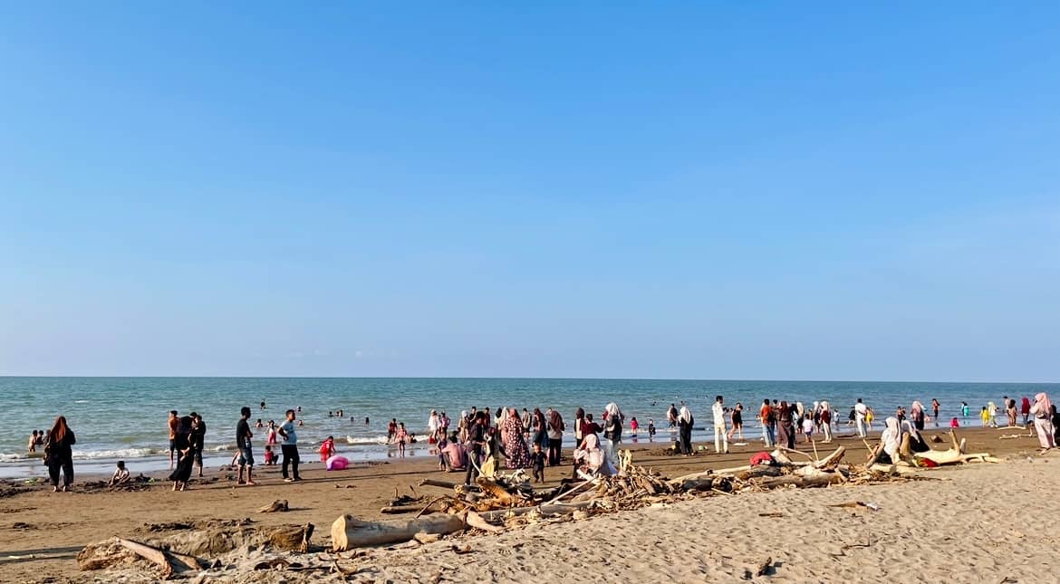 Libur Lebaran Belum Usai, Pantai Cemara Tetap Diserbu Wisatawan hingga Akhir Pekan