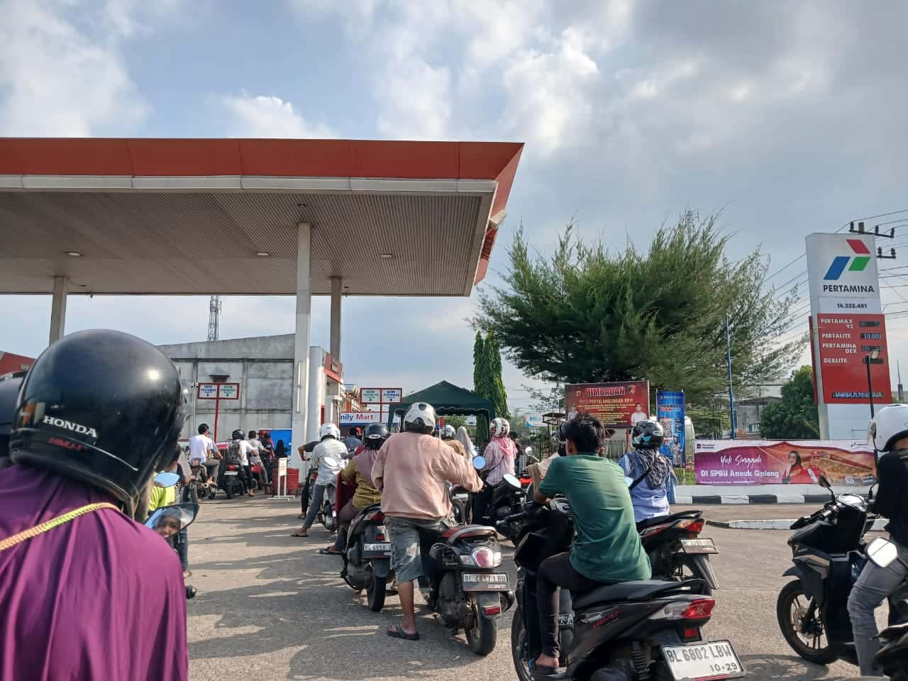 Isu Stok BBM 20 Hari Picu Panic Buying, SPBU di Aceh Besar Dipadati Antrean