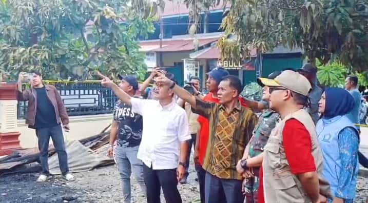 Update Pasca Kebakaran Kota Fajar: Wabup Baital Mukaddis Tinjau Lokasi, Salurkan Bantuan Masa Panik dan Dapur Umum