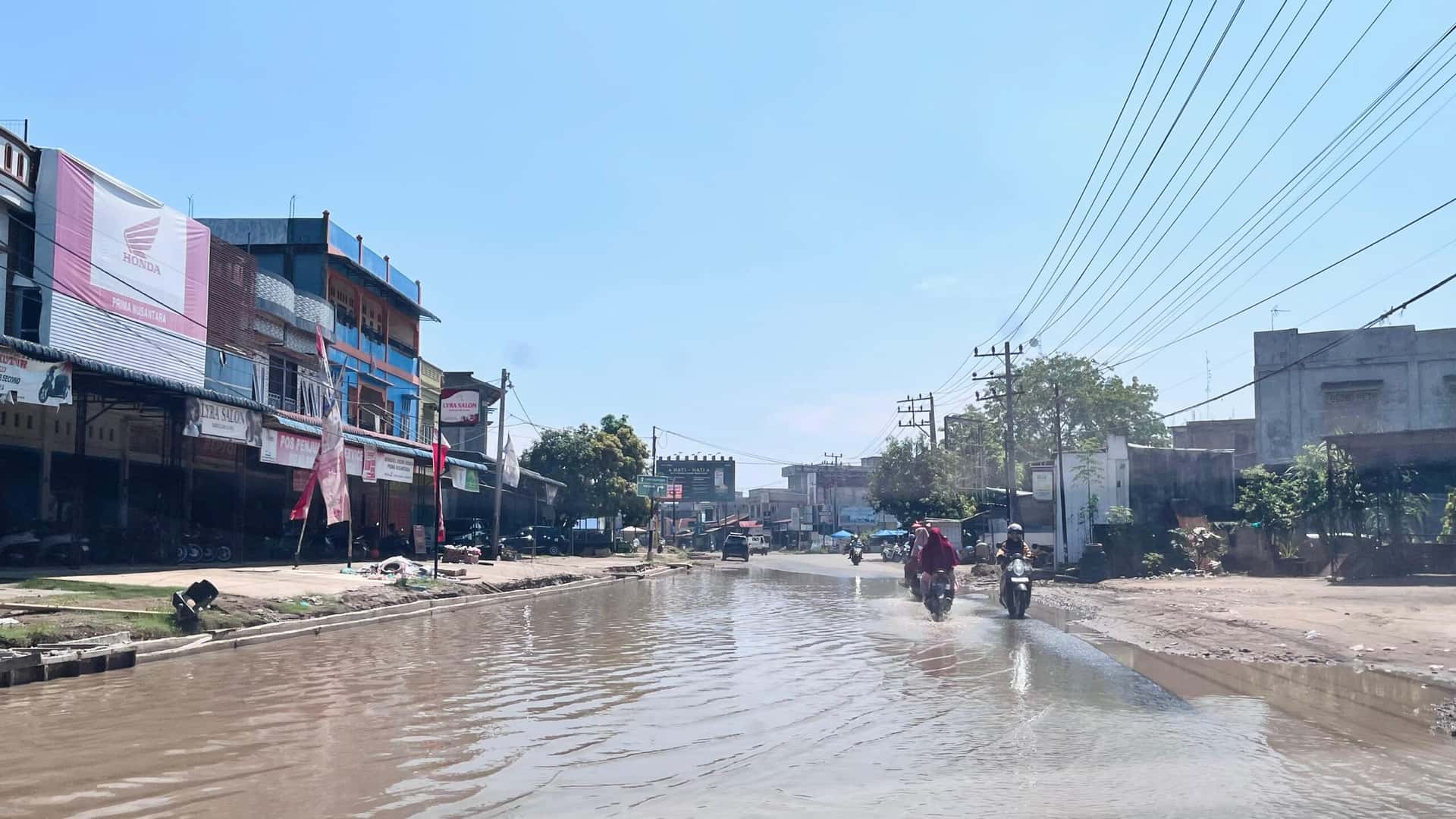 Diguyur Hujan Semalaman, Jalan Medan–Banda Aceh di Krueng Mane Tergenang