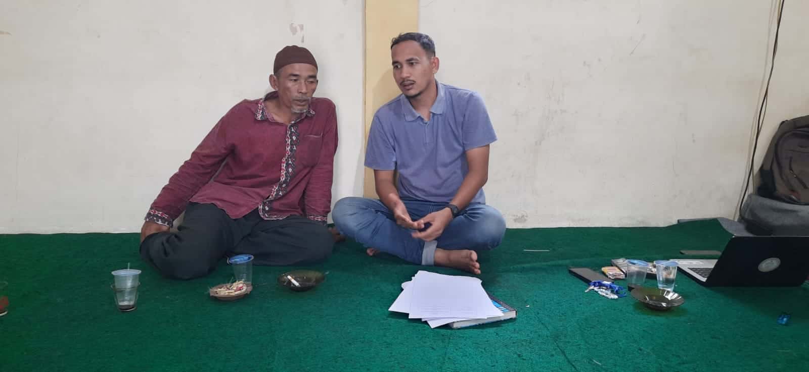 Wartawan SNN melakukan wawancara bersama Ketua Kelompok Tani Sawah Tengah, Suhardi (kiri), di Gampong Pulokambing, Kecamatan Kluet Utara, Kabupaten Aceh Selatan, Kamis (2/4/2026). (Foto: Dok. SNN/Khairul Badri).