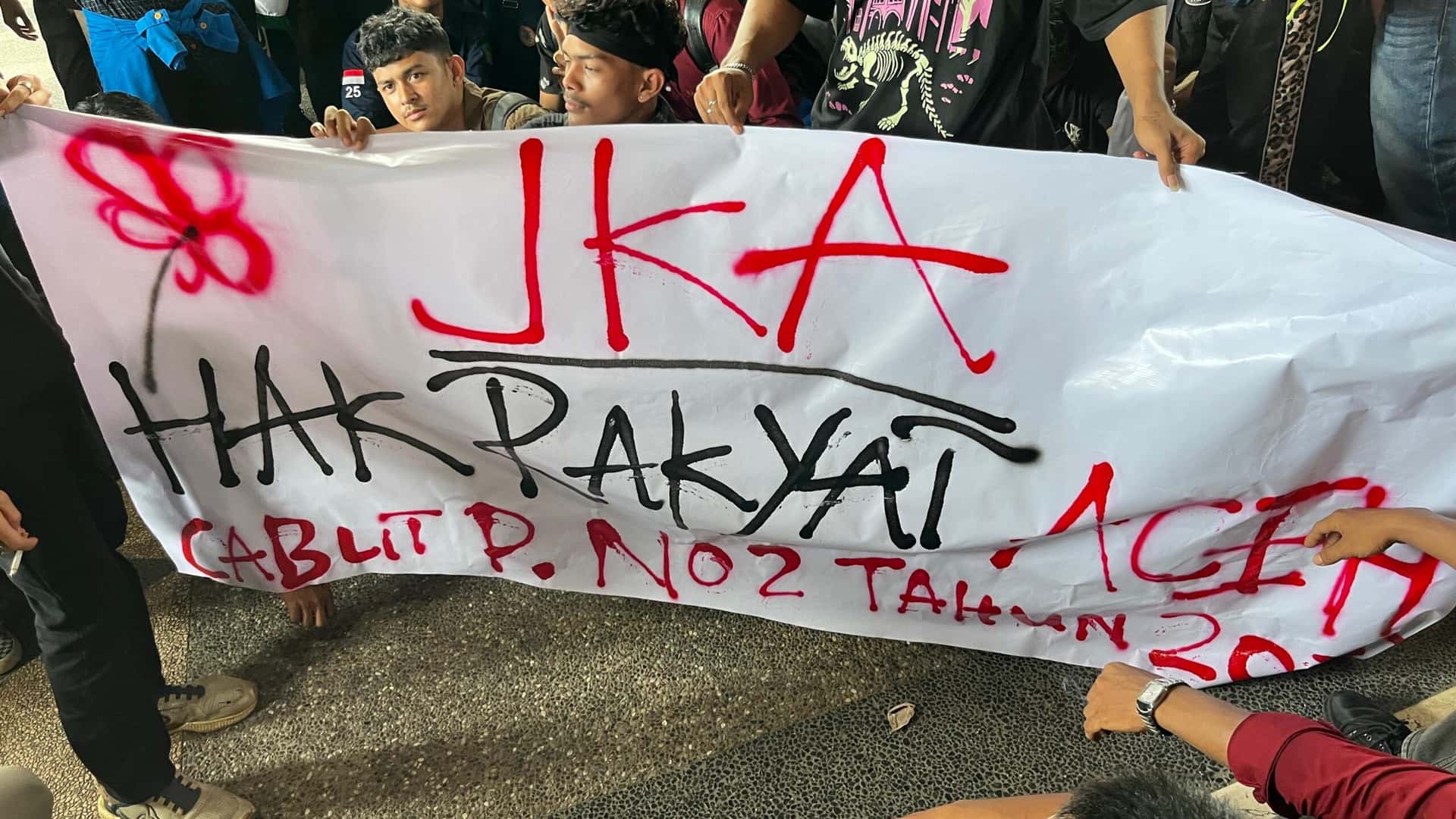 Mualem Resmi Cabut Pergub JKA, Massa Tetap Datangi Kantor Gubenur