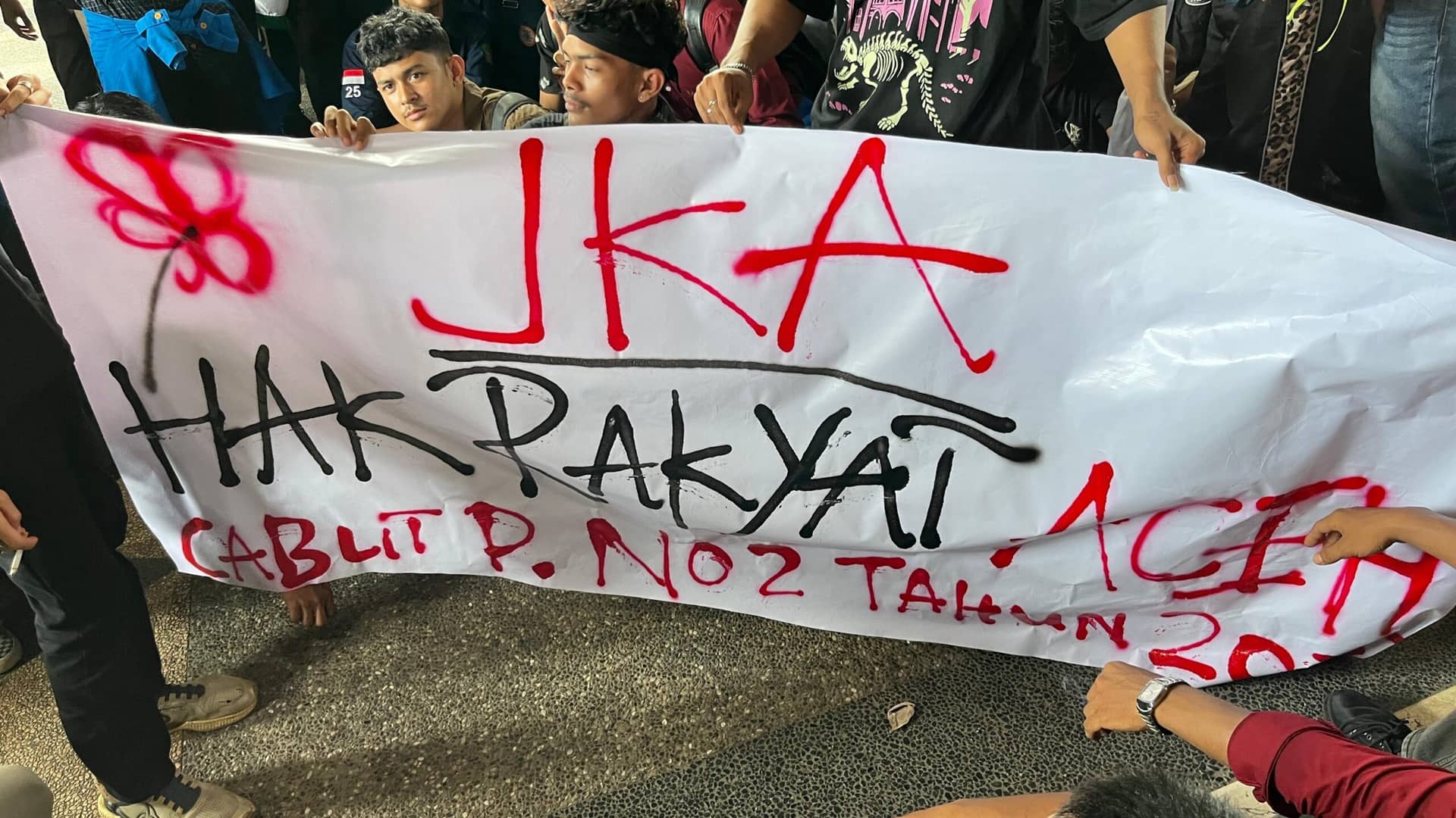 Mualem Resmi Cabut Pergub JKA, Massa Tetap Datangi Kantor Gubenur