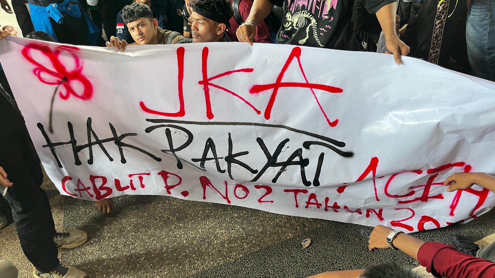 Mualem Resmi Cabut Pergub JKA, Massa Tetap Datangi Kantor Gubenur