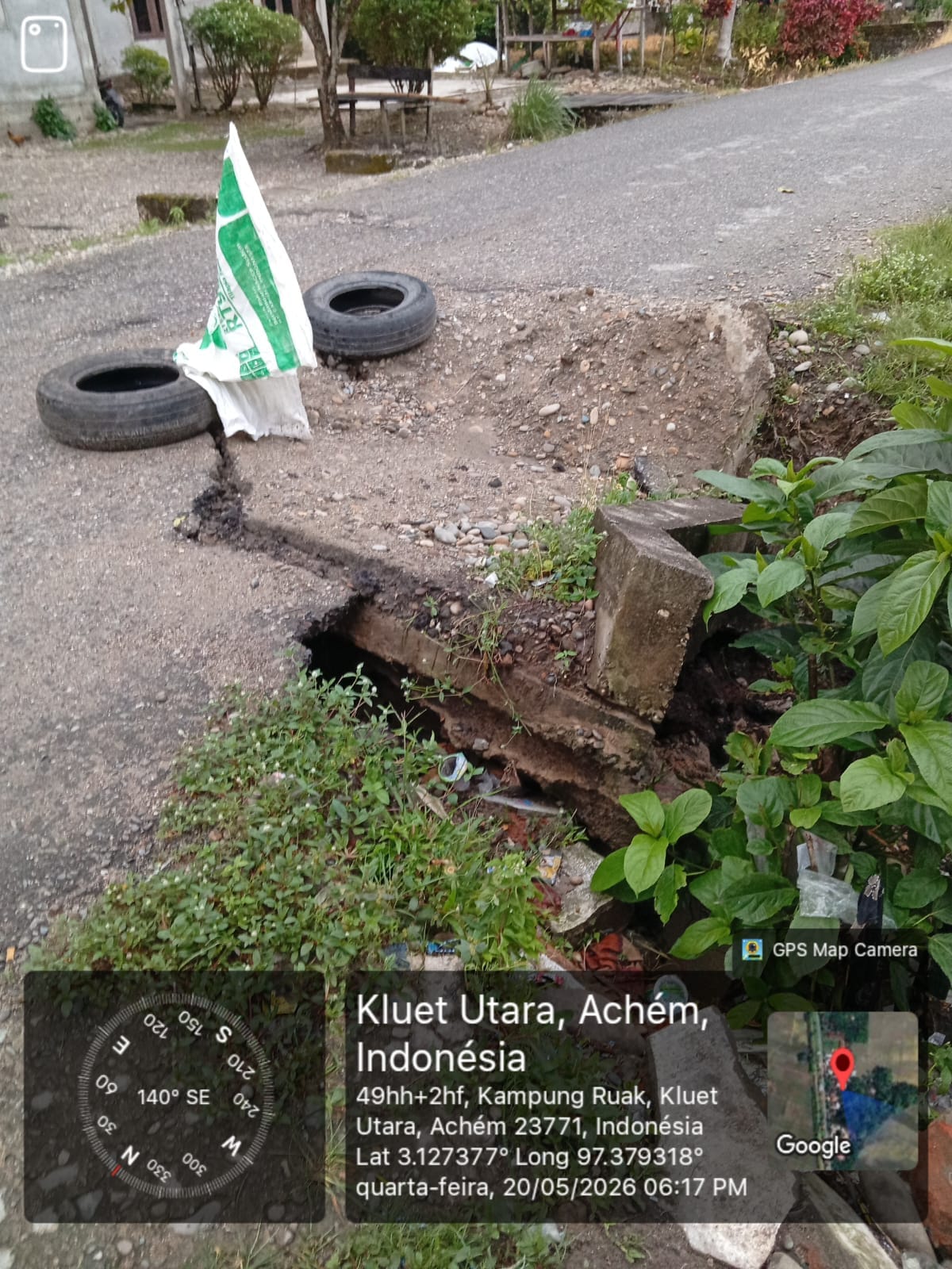 Bahaya! Jalan Kabupaten di Gampong Ruak Ambruk, Akses Kota Fajar-Menggamat Terancam Putus