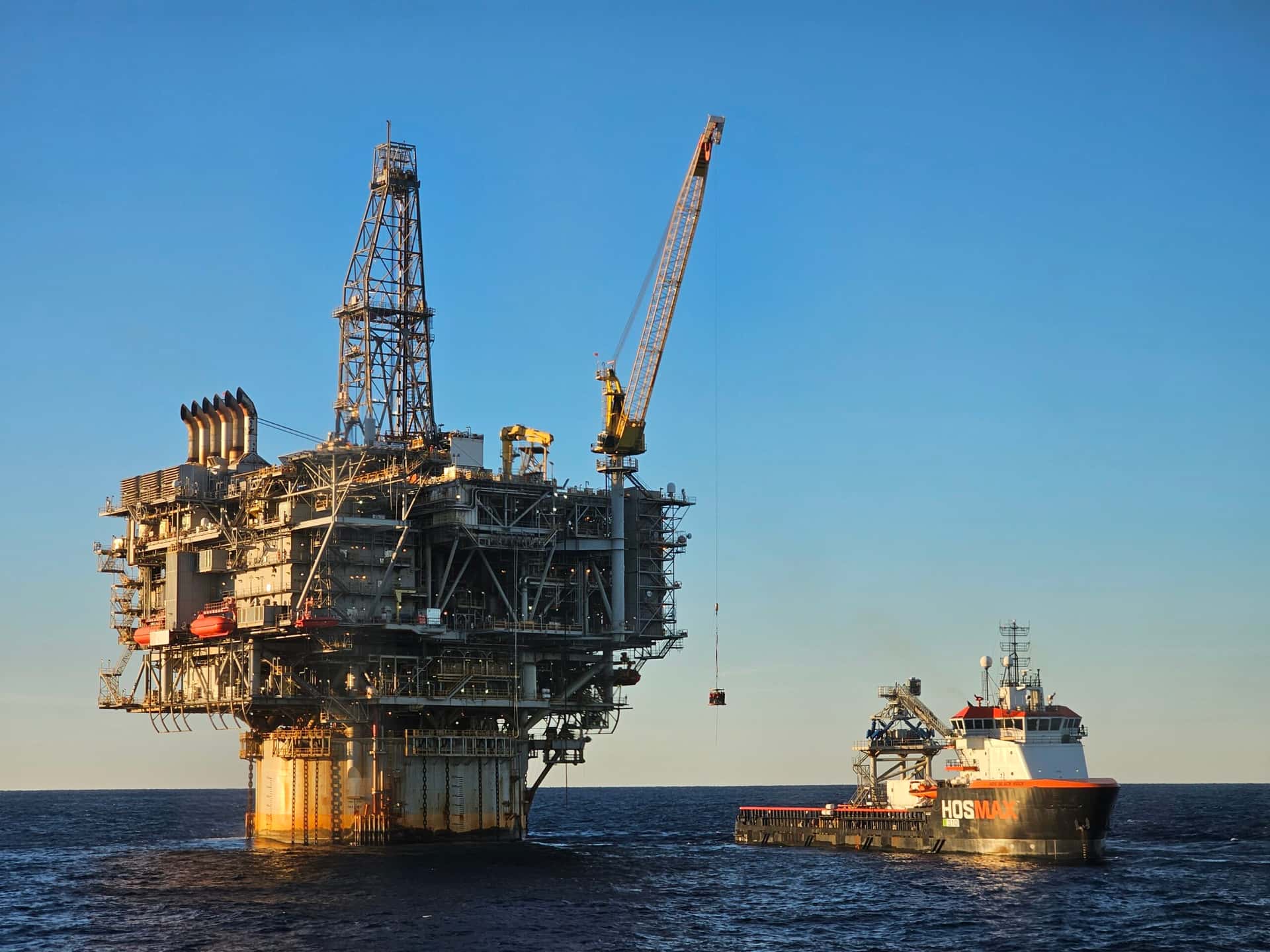 Platform minyak dan gas bumi lepas pantai dengan potensi cadangan energi strategis