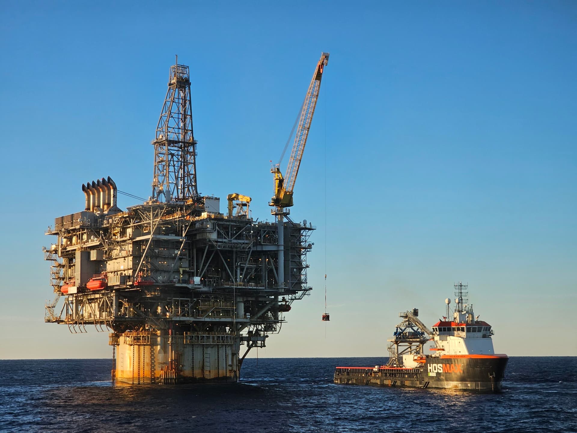 Platform minyak dan gas bumi lepas pantai dengan potensi cadangan energi strategis