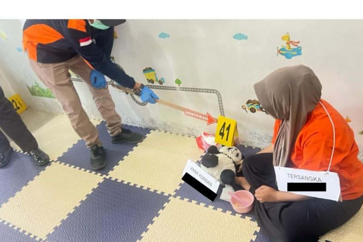 Proses rekonstruksi kasus penganiayaan balita di Daycare Baby Preneur Banda Aceh (Foto: Humas Polresta Banda Aceh)
