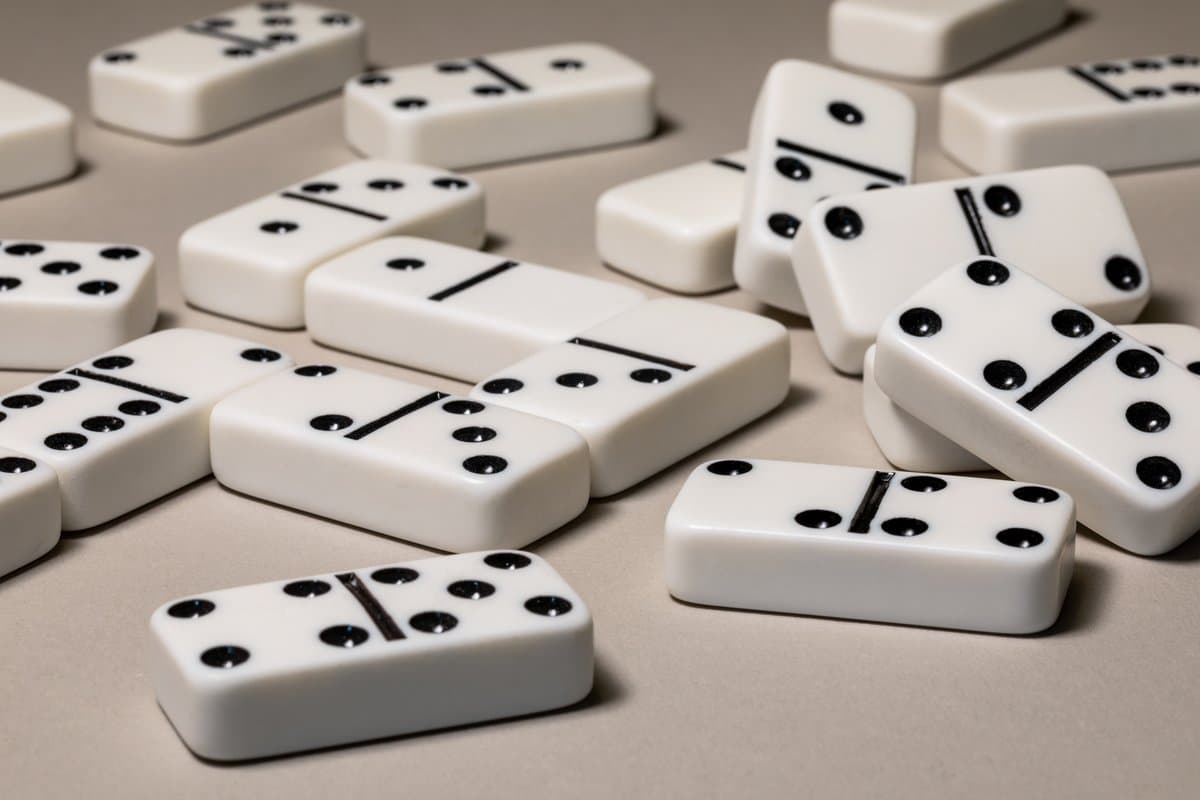 Ilustrasi permainan batu domino.