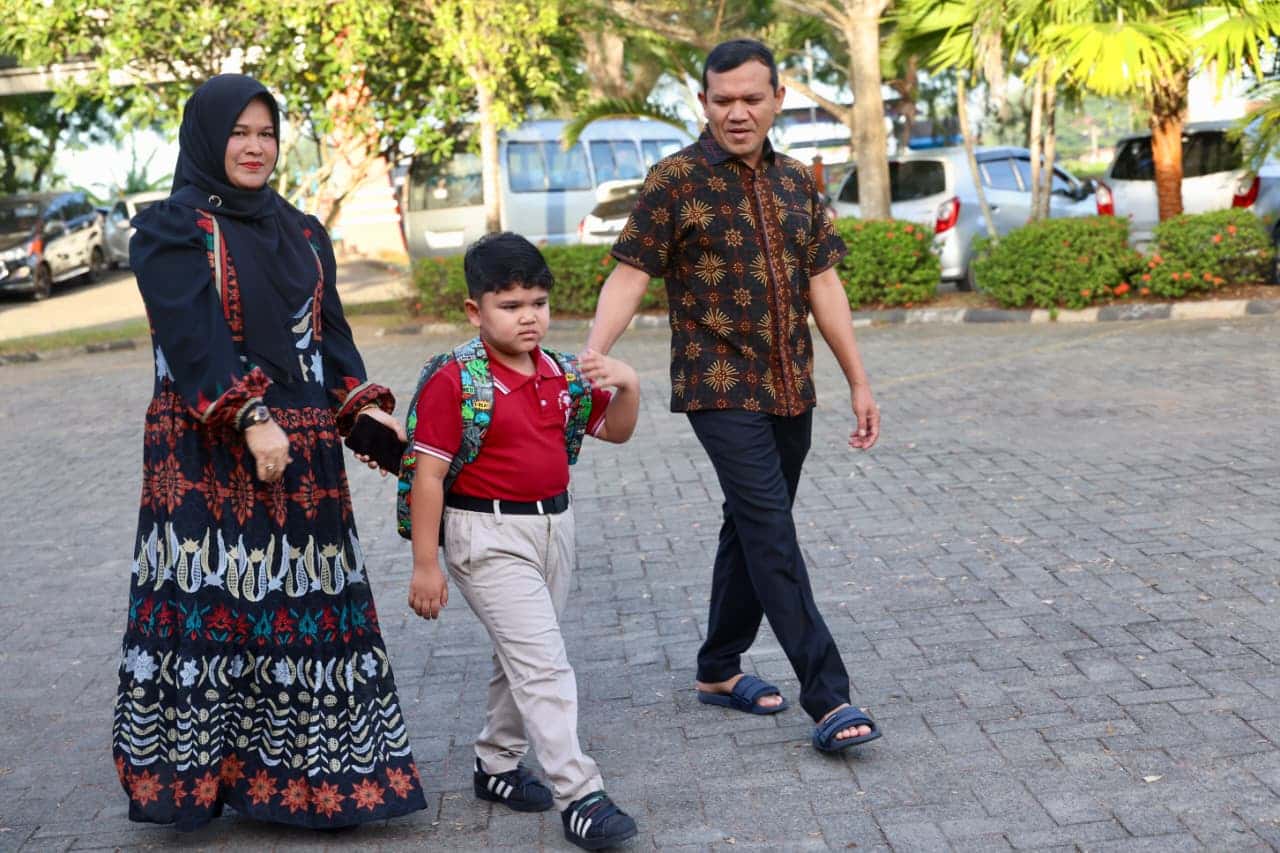 Dukung Penuh GAMAS, Wagub Aceh Dek Fadh Antar Langsung Sang Putra di Hari Pertama Sekolah