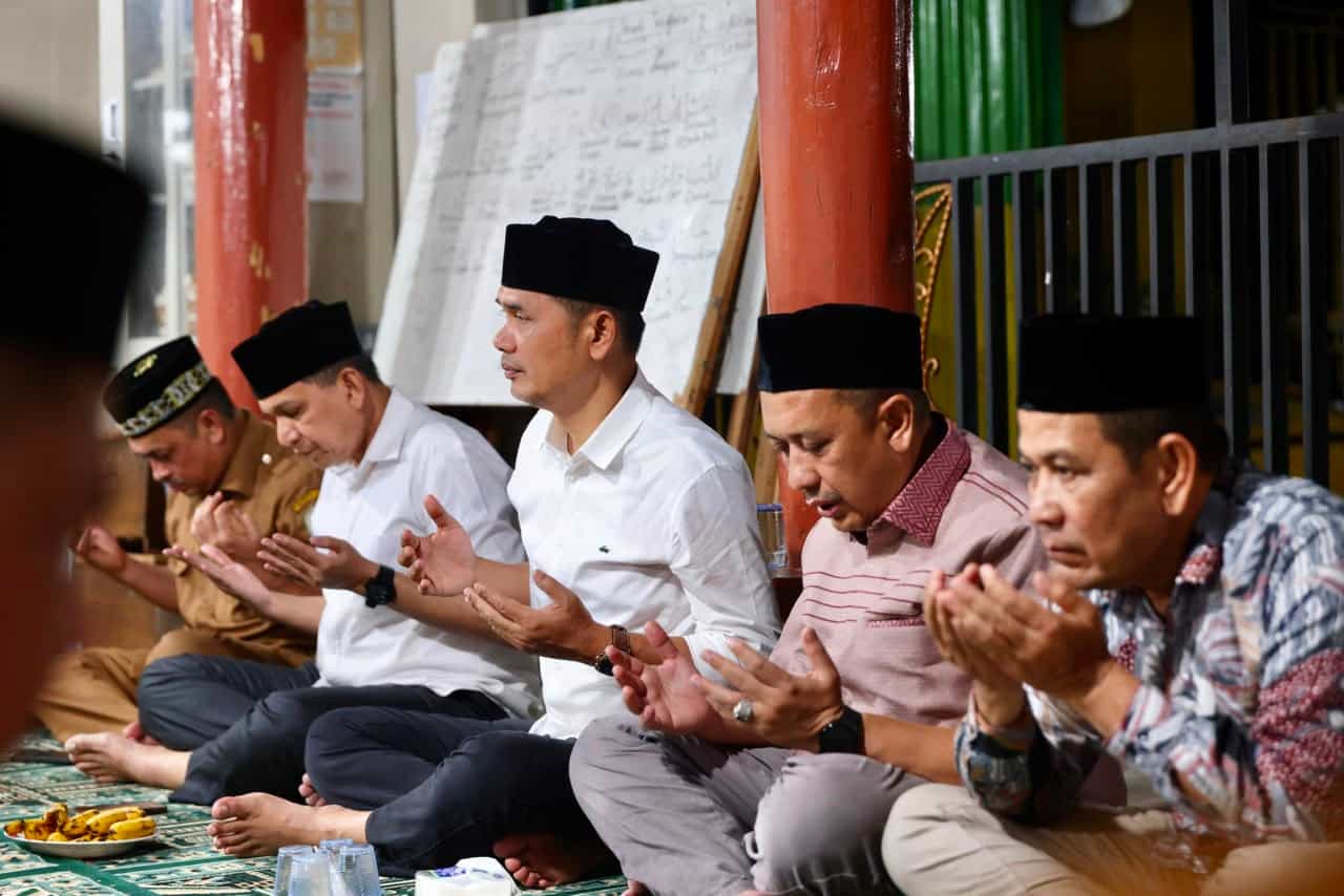 Sampaikan Belasungkawa, Sekda Aceh Takziah ke Rumah Duka Ibunda Pemred Serambi Indonesia di Sigli