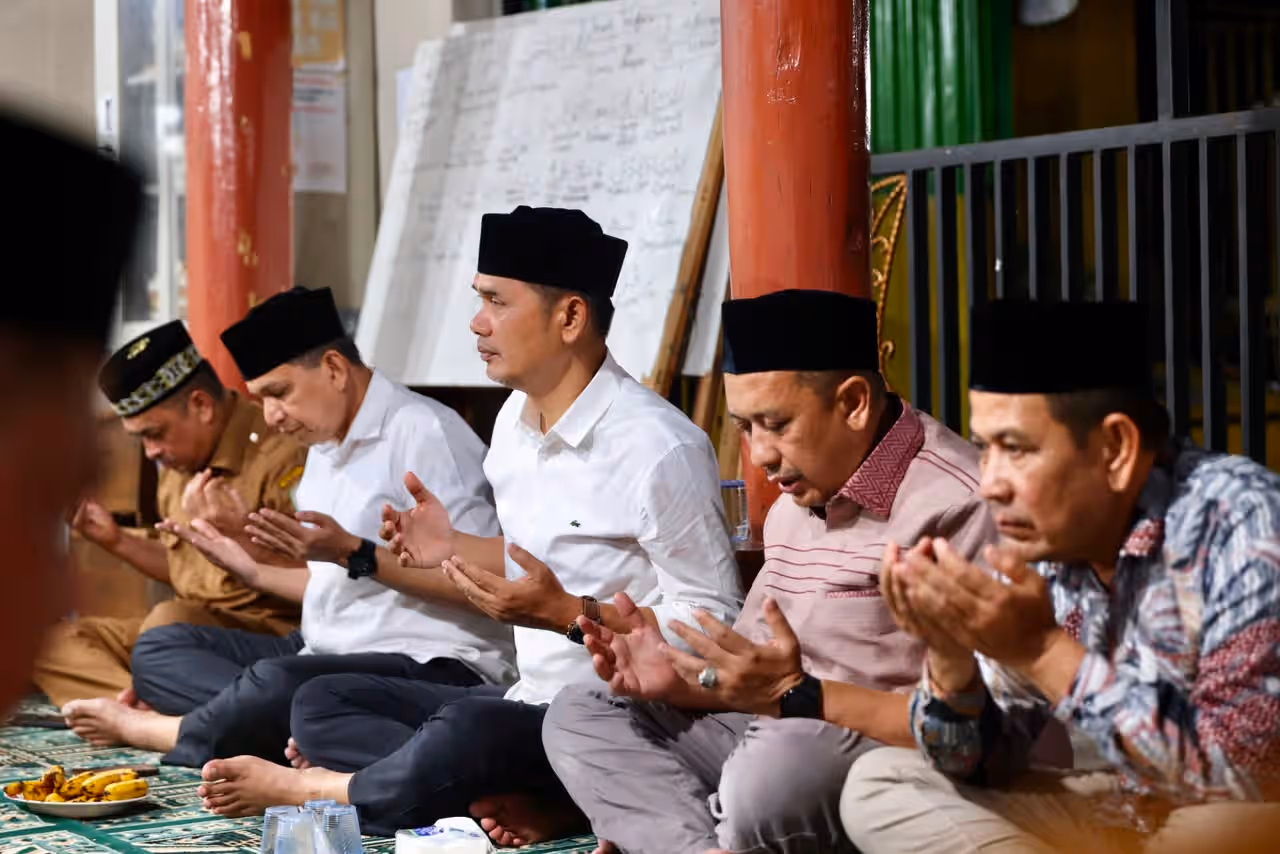 Sampaikan Belasungkawa, Sekda Aceh Takziah ke Rumah Duka Ibunda Pemred Serambi Indonesia di Sigli