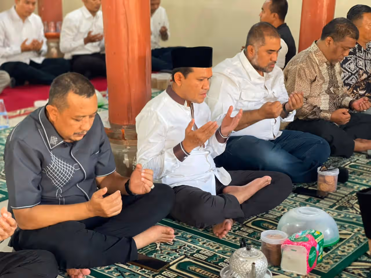 Bertepatan dengan Tradisi Seunujoh, Wagub Aceh Takziah ke Rumah Duka Ibunda Pemred Serambi Indonesia di Sigli