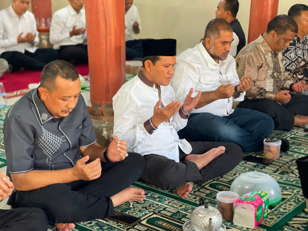 Bertepatan dengan Tradisi Seunujoh, Wagub Aceh Takziah ke Rumah Duka Ibunda Pemred Serambi Indonesia di Sigli