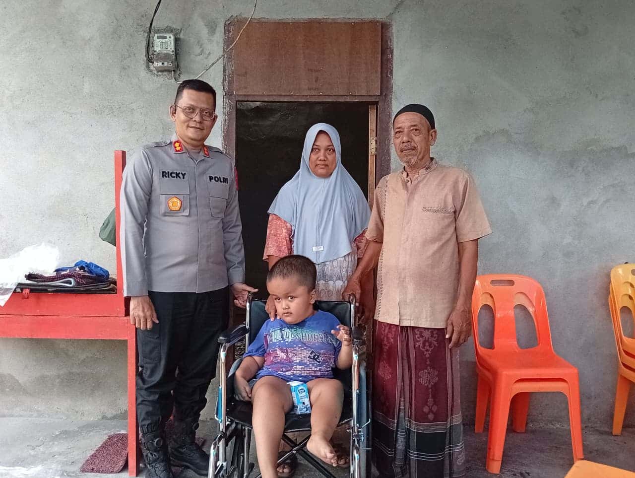 Wujud Nyata Kemerdekaan, Kapolres Aceh Selatan Bantu Kursi Roda untuk Anak Nelayan Disabilitas di Sawang
