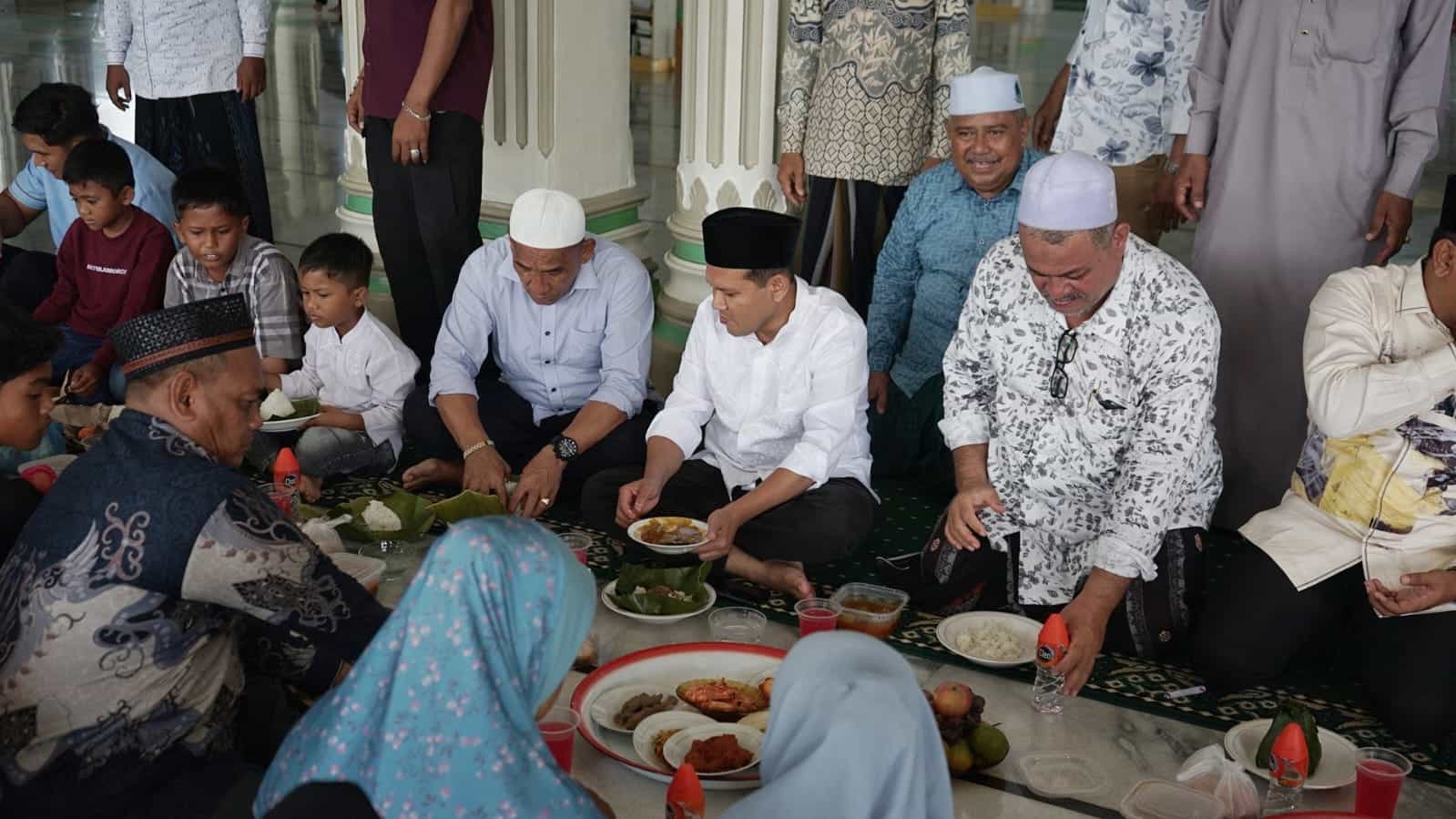 Hadiri Maulid di Teupin Raya, Wagub Dek Fadh Santuni dan Makan Bersama Ratusan Anak Yatim