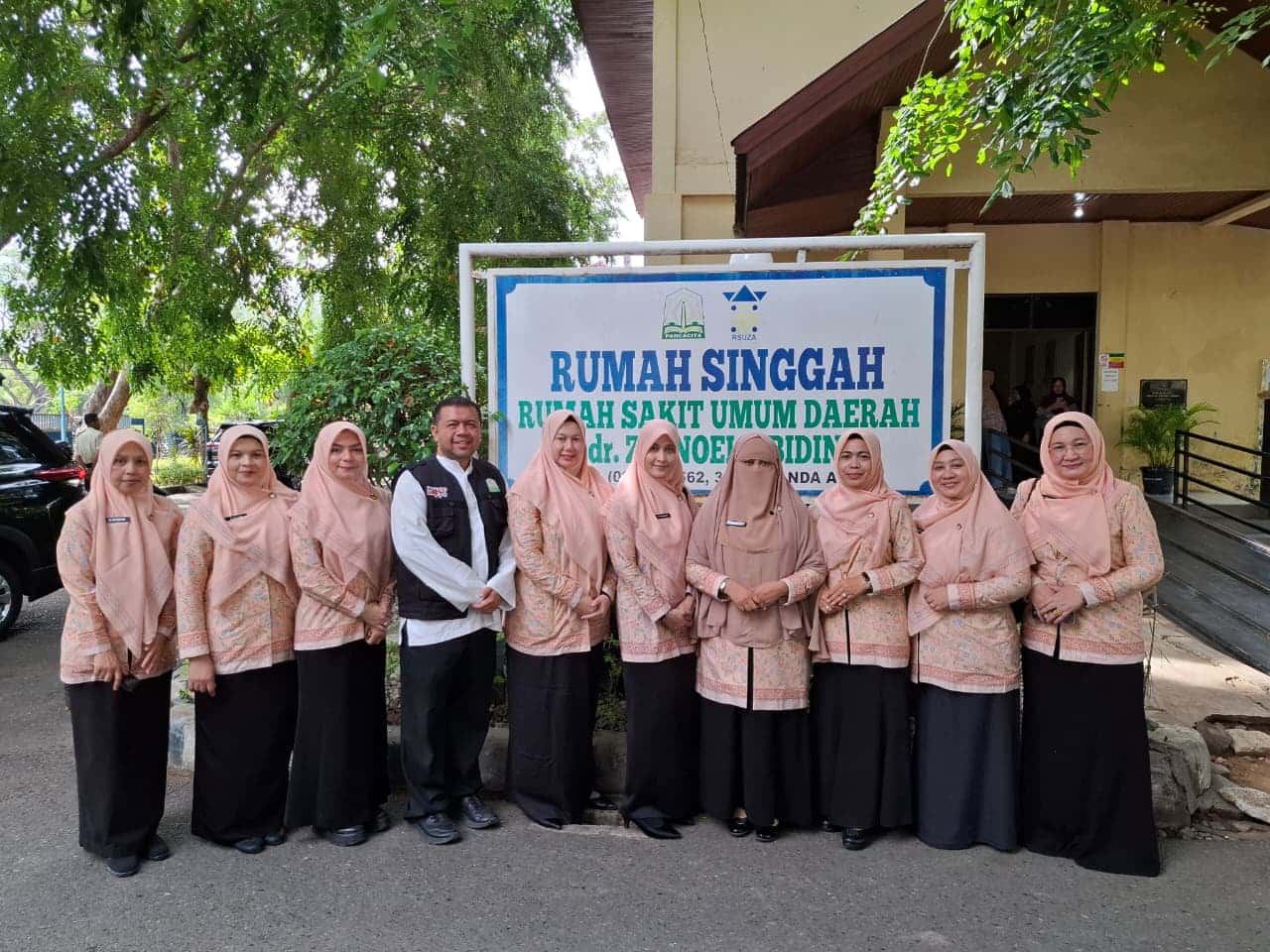 Gelar Jumat Berkah, Plt Ketua DWP Aceh Fitriani Taufik Berbagi Bantuan untuk Keluarga Pasien di Rumah Singgah RSUDZA