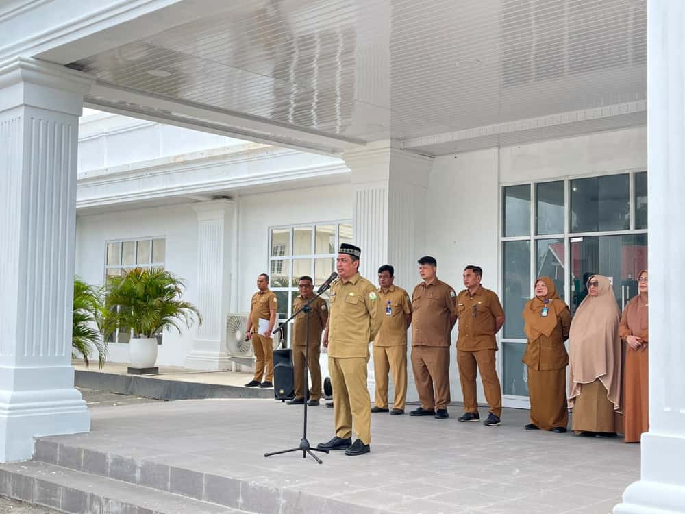 Direktur RSJ Aceh, dr. Hanif, memimpin apel Senin di halaman depan Gedung Rawat Jalan RSJ Aceh.