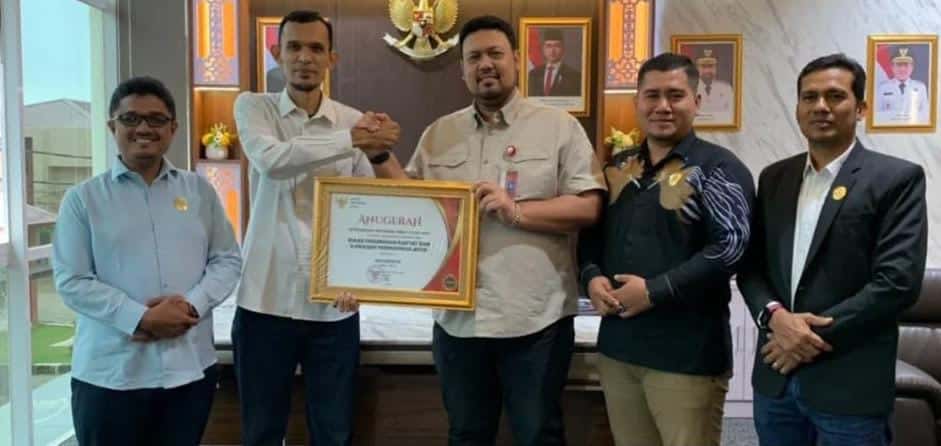 Kepala Dinas Perkim Aceh menerima predikat Informatif pada Anugerah Keterbukaan Informasi Publik 2025 dari Komisi Informasi Aceh.